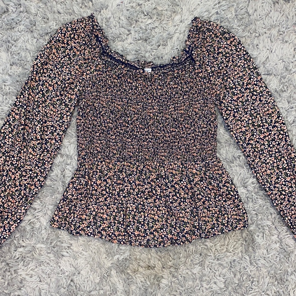 Fitted/long sleeve floral top